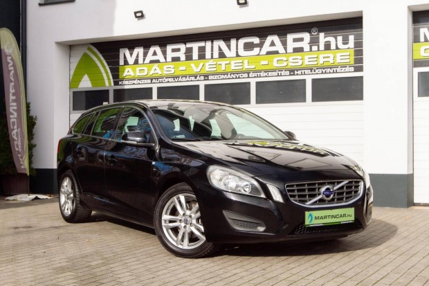 Volvo V60 2.0 D [D3] Momentum Black Sapphire Me...